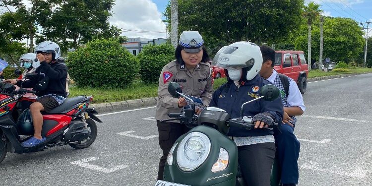 FOTO: MATAKALTENG - Personel Satlantas Polresta Palangka Raya, pada saat menegur secara simpatik pengendara sepeda motor yang melanggar aturan.