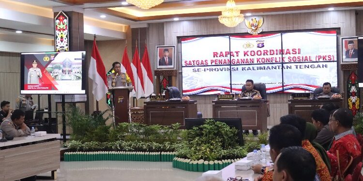 FOTO: RZL/MATAKALTENG - Kapolda Kalteng, Irjen Pol Djoko Poerwanto, pada saat memimpin Rakor Satgas PKS.