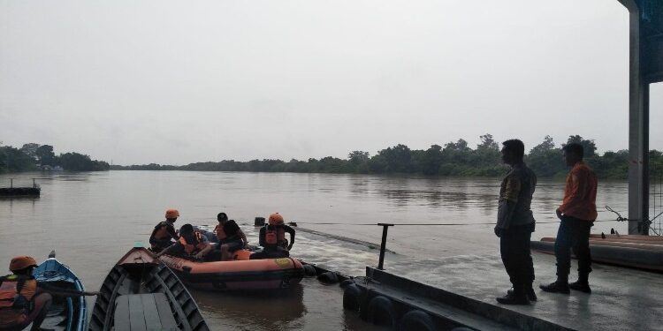 FOTO: RZL/MATAKALTENG - Tim Gabungan pada saat melakukan pencarian korban menggunakan perahu karet.