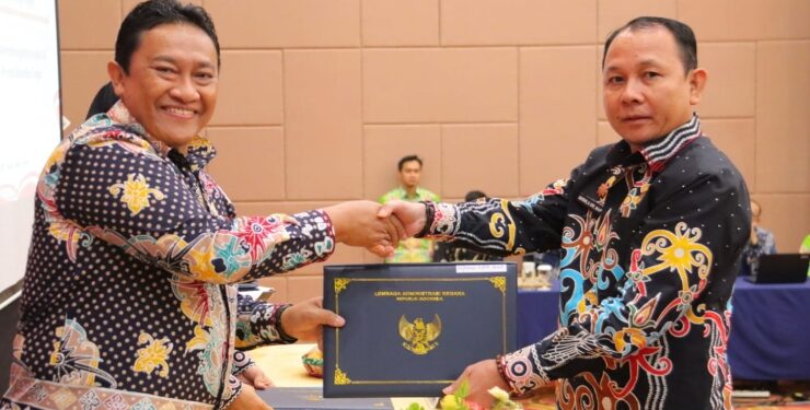 FOTO : IST/MATAKALTENG - Wakil Gubernur Kalteng Edy Pratowo bersama Kepala DPMPTSP Kalteng Sutoyo