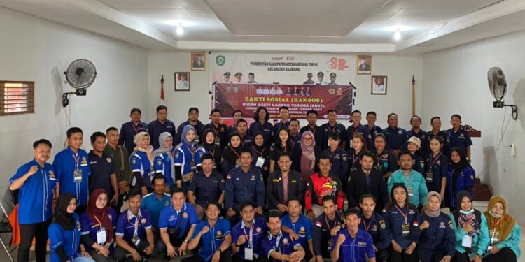 FOTO : IST/MATAKALTENG - Ketua Karang Taruna Kalteng Chandra Ardinata berfoto bersama pengurus dan Anggota Karang Taruna Kabupaten SE Kalteng saat rangkaian kegiatan Bulan Bakti di Kecamatan Baamang, Sampit, Kabupaten Kotawaringin Timur, Sabtu 16 Desember 2023.