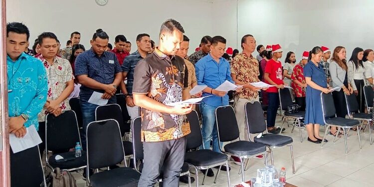FOTO: MATAKALTENG - Kasat Reskrim Polresta Palangka Raya, Kompol Ronny M Nababan (baju batik macan), pada saat mengikuti natal bersama.