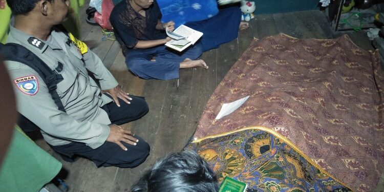 FOTO: MATAKALTENG - Jasad korban pada saat disemayamkan di rumah duka.