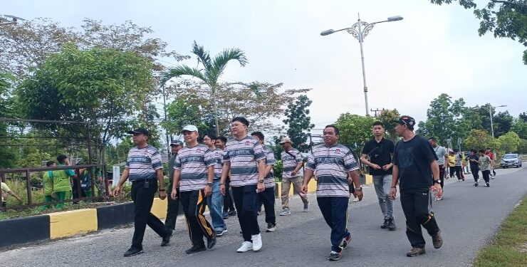 FOTO : KPU GUMAS/MATA KALTENG - Bupati Gumas Jaya S Monong bersama Kapolres AKBP Asep Bangbang Saputra, Kajari Sahroni, Ketua KPU Elfrinst Gunandry Tumon, dan ratusan warga, ketika mengikuti jalan sehat pemilu damai tahun 2024, Sabtu, 16 Desember 2023.