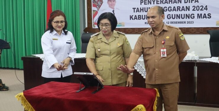 FOTO : DISKOMINFO SANTIK/MATA KALTENG - Wakil Bupati Gumas Efrensia LP Umbing menyerahkan DIPA tahun anggaran 2024 kepada Satker Kantor Daerah, di ruang rapat lantai I kantor bupati, pekan lalu.