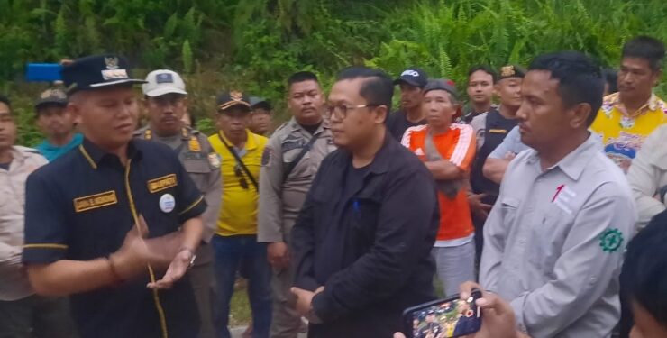 FOTO : SID/MATA KALTENG - Bupati Gumas Jaya S Monong ketika berbincang dengan Manager SSL Koes Hermawan
Bramasto dan manajemen PT ATA, pekan lalu.