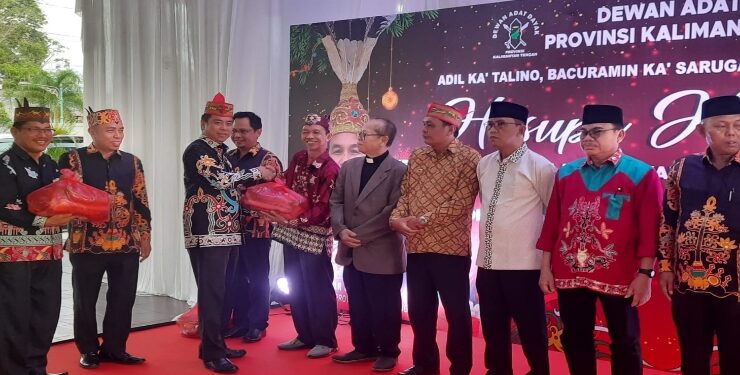 FOTO : IST/MATAKALTENG - Sekretaris Umum DAD Kalteng, Yulindra Dedy yang didampingi oleh Wakil Ketua, Bulkani saat menyerahkan paket sembako kepada perwakilan tokoh di Betang Hapakat, Jalan RTA Milono Palangka Raya.