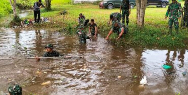 FOTO : IST/MATAKALTENG - Kodim 1012 Buntok saat membersihkan saluran air di kota Buntok.