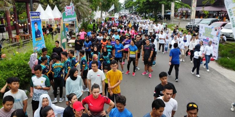 FOTO: IST/MATA KALTENG - Fun run 4k and game yang dilaksanakan HIPMI Kotim di Taman Kota Sampit, Minggu 17 Desember 2023.