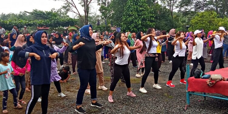 FOTO : AND/MATAKALTENG - Hj Dwi Erlina saat mengikuti senam sehat bersama warga Desa Mantaren II Rey 7 Kecamatan Kahayan Hilir Pulang Pisau, Minggu 17 Desember 2023.