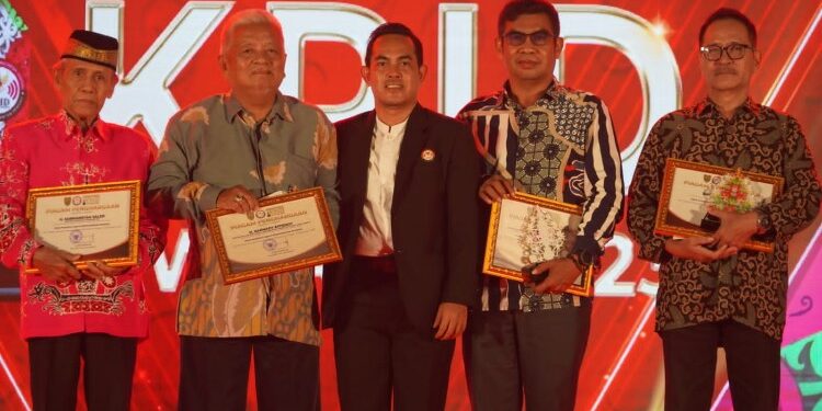 FOTO: MATAKALTENG - Kepala Dinas Kominfo, Persandian dan Statistik Provinsi Kalimantan Tengah Agus Siswadi terima anugerah tokoh penyiaran pada acara KPID Kalimantan Tengah Award.