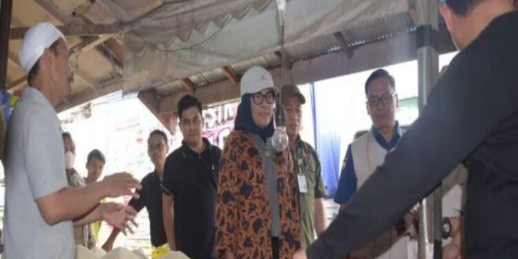 FOTO: MATAKALTENG - Pj Walikota Palangka Raya saat melaksanakan inspeksi mendadak (sidak) di Pasar Besar Palangka Raya.