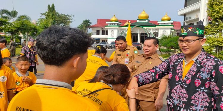 FOTO : IST/MATAKALTENG - Bupati Kotim Halikinnor dan lainnya saat melepas kontingen Kotim, Senin 18 Desember 2023.