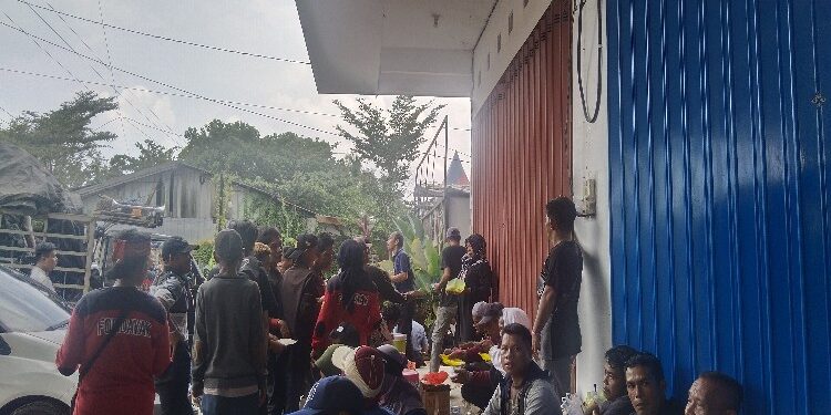 FOTO: AGUS/MATA KALTENG - Keluarga Mitai melakukan makan siang bersama dan akan tidur di teras kantor PT. BPP karena mediasi tidak menemukan titik temu. Senin, 18 Desember 2023.