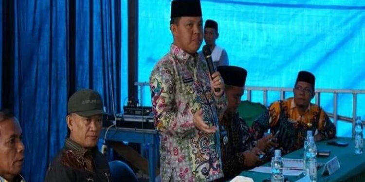 FOTO: MATAKALTENG - Pj Bupati Barsel, Deddy Winarwan, saat mengunjungi empat Desa di Kecamatan Dusun Hilir.