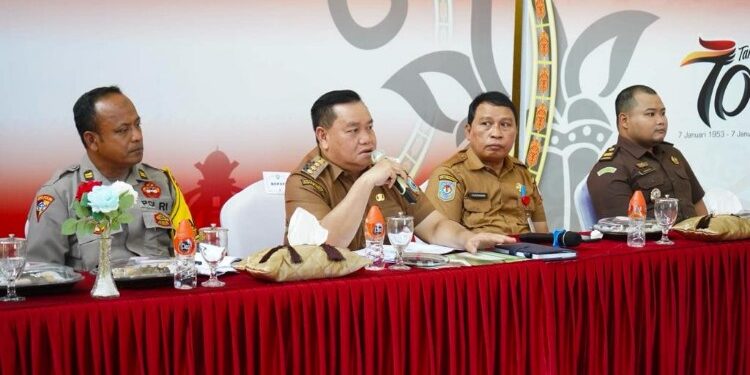 FOTO: IST/MATAKALTENG - Bupati Kotim Halikinnor (tengah) saat memimpin rapat persiapan Nataru, Senin 18 Desember 2023.