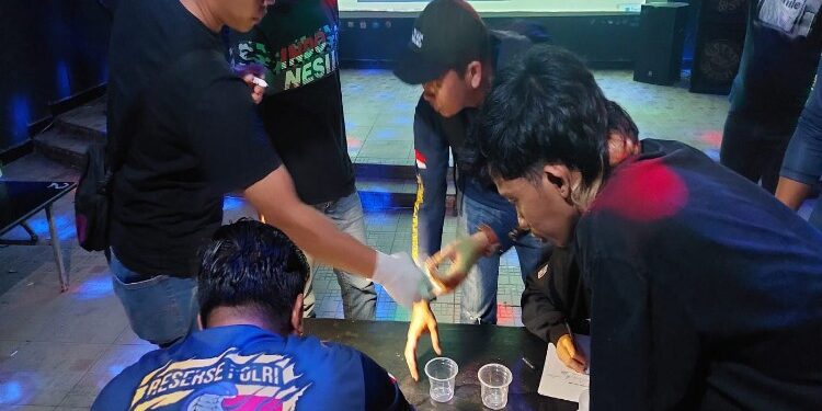 FOTO : HUMAS POLRES GUMAS/MATA KALTENG - Personel Satres Narkoba Polres Gumas melalukan tes urine kepada sejumlah pengunjung THM di Kurun Seberang, Minggu, 17 Desember 2023.