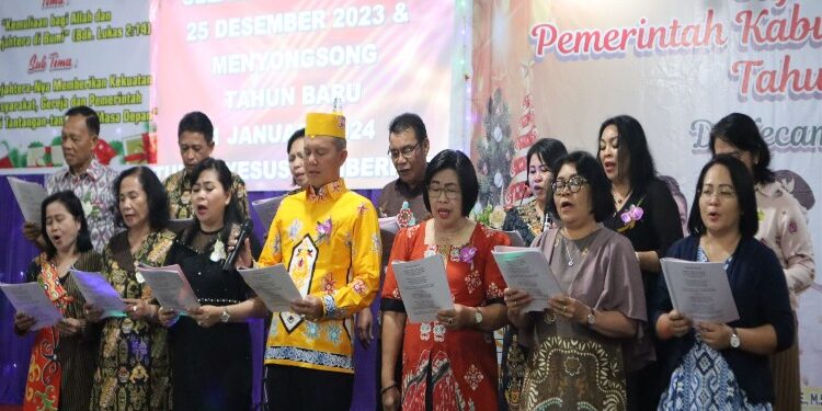 FOTO : DISKOMINFO SANTIK/MATA KALTENG - Bupati Gumas Jaya S Monong didampingi Wakil Bupati Efrensia LP Umbing, dan Ketua TP-PKK Mimie Mariatie Jaya S Monong menghadiri kegiatan safari natal pemkab, di GPT Kristus Raja, Kelurahan Tewah, Kecamatan Tewah, Minggu, 17 Desember 2023.