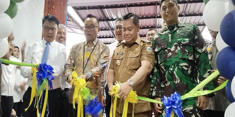 FOTO: AGUS/MATA KALTENG - Halikinnor saat membuka Bank BPR Lingga Sejahtera Cabang Sampit yang pertama. Senin, 18 Desember 2023.