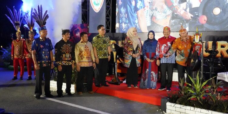 FOTO: MATAKALTENG - Wagub H. Edy Pratowo saat membuka kegiatan Central Borneo Festival.