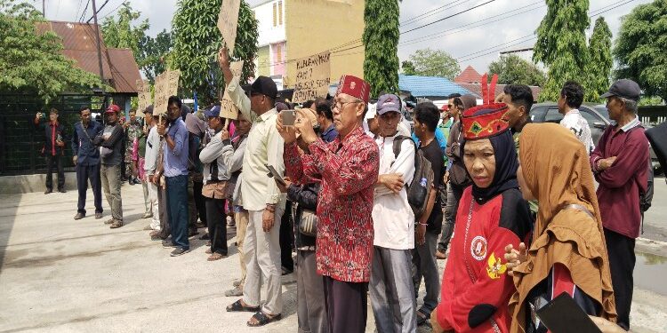 FOTO: AGUS/MATA KALTENG - Keluarga Mitai Parebok saat melakukan aksi demonstrasi di depan kantor PT. BPP Sampit. Senin, 18 Desember 2023.