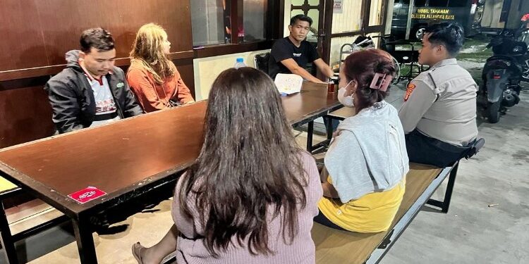 FOTO: MATAKALTENG - Kedua terduga pelaku pencurian rokok.