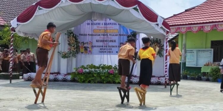 FOTO: DISDIK/MATA KALTENG - Sejumlah siswa memainkan permainan tradisional di SDN 4 Baamang Hilir.