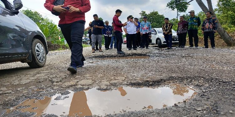 FOTO : DOK DEVIANA/MATAKALTENG - Kondisi jalan HM. Arsyad Sampit-Samuda saat Bupati Kotim Halikinnor meninjau, belum lama ini.