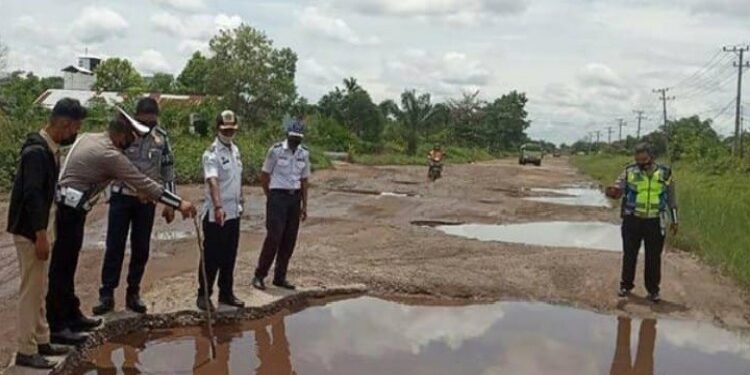 FOTO: IST/MATAKALTENG - Kondisi Jalan Lingkar Selatan yang dipenuhi dengan lubang, belum lama ini.