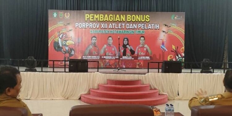 FOTO: IST/MATA KALTENG - Pembagian bonus dari pemerintah Kabupaten Kotim kepada para atlet porprov 2023, 19 Desember 2023.