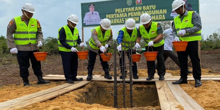 FOTO: AKH/MATAKALTENG - Peletakan batu pertama yang dilakukan Pj Bupati Sukamara bersama Forkopimda Sukamara untuk pembangunan Markas Kodim Sukamara.