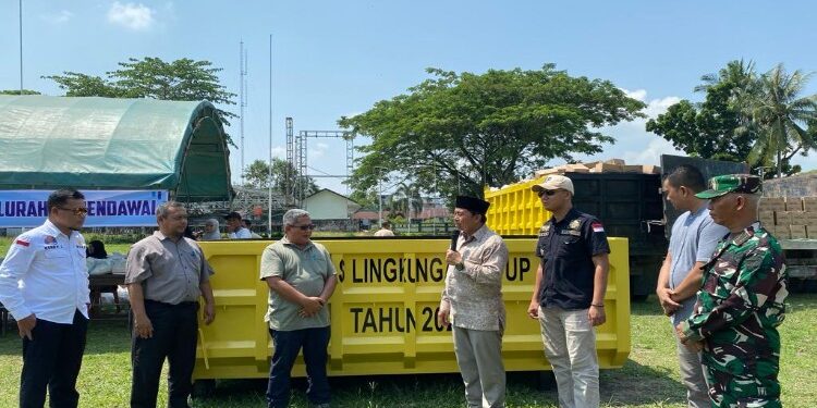 FOTO: AKH/MATAKALTENG - Pj Bupati Sukamara Kaspinor saat menyerahkan bantuan Kontainer Sampah Terbuka kepada Dinas UKM dan Perdagangan Sukamara.