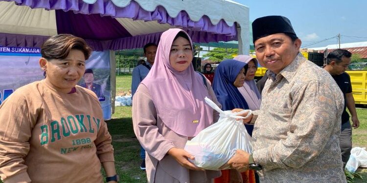 FOTO: AKH/MATAKALTENG - Pj Bupati Sukamara Kaspinor saat menyerahkan bantuan sembako kepada masyarakat.