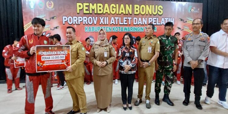 FOTO : DEVIANA/MATAKALTENG - Bupati Kotim, Halikinnor, saat menyerahkan bonus secara simbolis, Selasa, 19 Desember 2023.