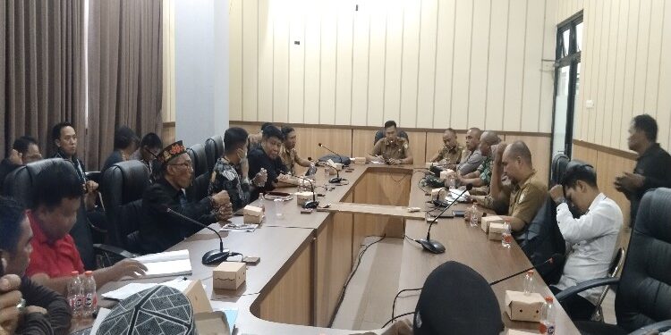 FOTO: AGUS/MATAKALTENG - Mediasi Keluarga Mitai dengan PT BPP di ruangan Anggrek Tewu Lantai Dua, Gedung Setda Kabupaten Kotawaringin Timur (Kotim). Selasa, 19 Desember 2023.