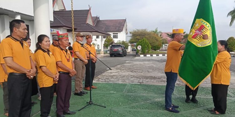 FOTO : DISKOMINFO SANTIK/MATA KALTENG - Bupati Gumas Jaya S Monong didampingi Sekda Richard ketika menyerahkan bendera Kabupaten Gumas kepada Ketua Kontingen FTIK Ode, pada pelepasan kontingen yang mengikuti FTIK ke-XI tingkat Provinsi Kalteng di Sampit, di halaman kantor bupati setempat, Minggu, 17 Desember 2023.