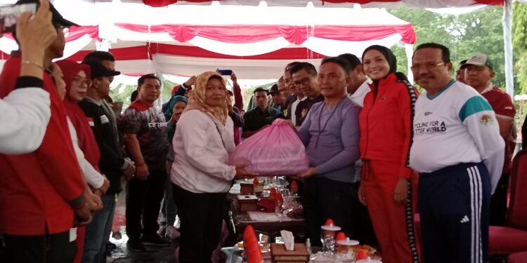 FOTO: MATAKALTENG - Pemprov Kalteng Serahkan 3700 Paket Sembako Jelang Nataru.