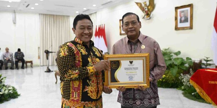 FOTO: MATAKALTENG - Penyerahan Penghargaan oleh Ketua Komisi Informasi (KI) Pusat Donny Yoesgiantoro kepada Wakil Gubernur (Wagub) Edy Pratowo.