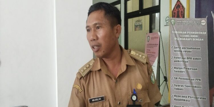 FOTO: AGUS/MATAKALTENG- Camat MHU, Muslih saat diwawancarai wartawan, seusai mediasi dengan keluarga Mitai dan PT BPP di ruangan Anggrek Tewu Lantai Dua, Gedung Setda Kabupaten Kotawaringin Timur (Kotim). Selasa, 19 Desember 2023 sore.