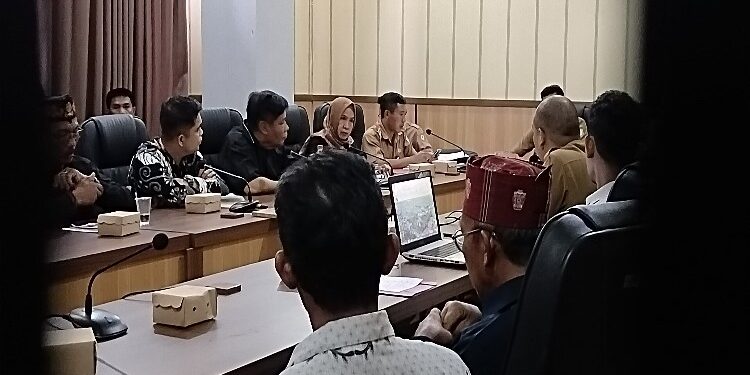 FOTO: AGUS/MATA KALTENG - Mediasi PT BPP dengan Keluarga Mitai Parebok  dilakukan di ruangan Anggrek Tewu Lantai Dua, Gedung Setda Kabupaten Kotawaringin Timur (Kotim), Selasa, 19 Desember 2023.