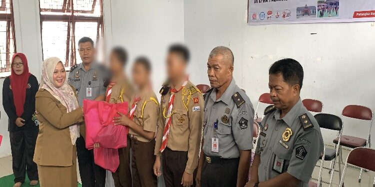 FOTO: MATAKALTENG - Penyerahan bingkisan kepada anak binaan LPKA Kelas II Palangka Raya.