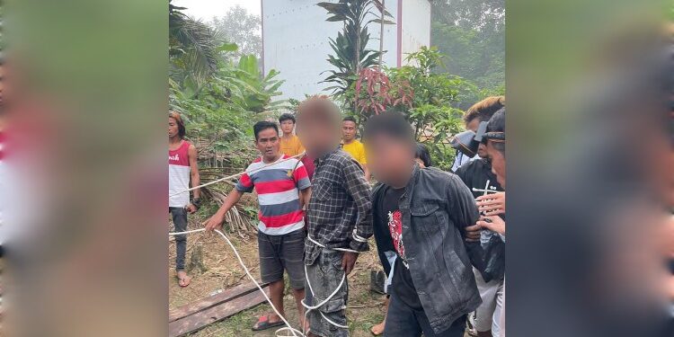 FOTO : IST/MATA KALTENG- Dua orang pria yang diduga pencuri liur walet saat diamankan oleh warga di Kecamatan Bukit Sentuai, Kabupaten Kotim.
