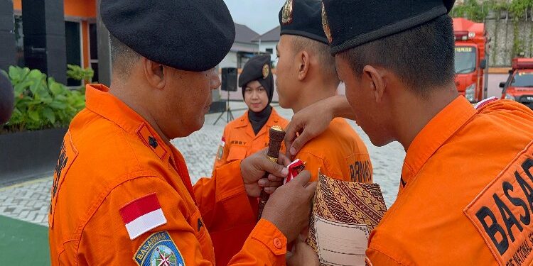 FOTO: MATAKALTENG - Kepala Basarnar Palangka Raya, AA Ketut Alit Supartana, pada saat menyematkan lencana tanda dimulainya Ops SAR.