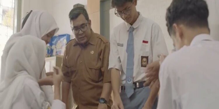 FOTO: IST/MATA KALTENG - Guru saat memberikan pembelajaran.