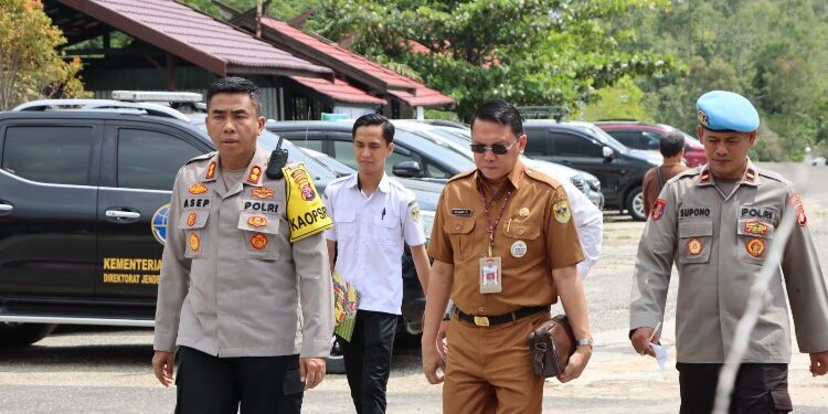 FOTO: HUMAS POLRES GUMAS/MATA KALTENG - Kapolres Gumas AKBP Asep Bangbang Saputra bersama Sekda Richard jalan bersama ketika akan mengikuti rakor lintas sektoral, di aula bhayangkari, Senin, 18 Desember 2023.