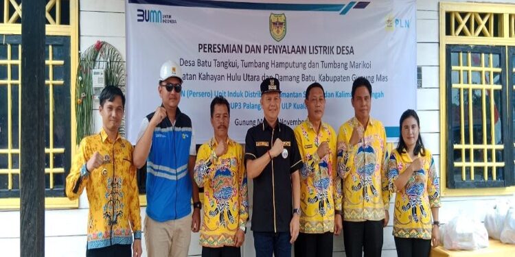 FOTO : DISKOMINFO SANTIK/MATA KALTENG - Bupati Gumas Jaya S Monong, Manajer PLN ULP Kuala Kurun Rizal Bima Bayuaji, berfoto bersama dengan perangkat desa, usai peresmian dan penyalaan listrik PLN pada salah satu rumah warga di Desa Batu Tangkoi, Kecamatan Kahayan Hulu Utara, belum lama ini.