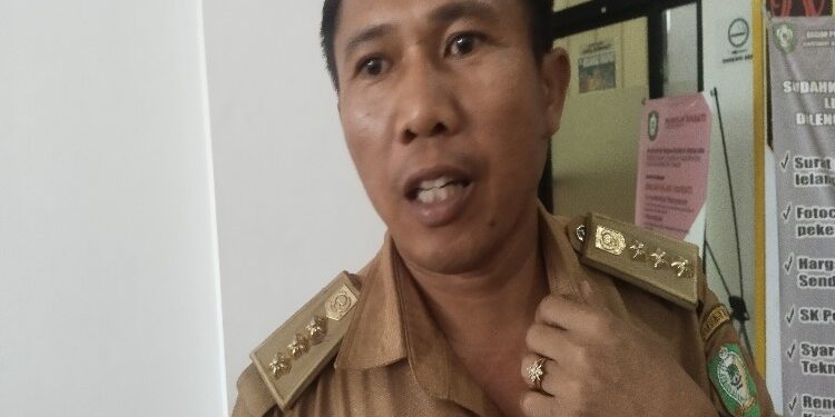 FOTO: AGUS/MATAKALTENG - Camat MHU, Muslih saat diwawancarai wartawan, seusai mediasi dengan keluarga Mitai dan PT BPP di ruangan Anggrek Tewu Lantai Dua, Gedung Setda Kabupaten Kotawaringin Timur (Kotim). Selasa, 19 Desember 2023 sore.
