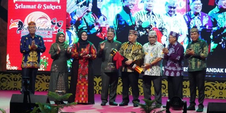 FOTO: MATAKALTENG - Sekda Kalteng Nuryakin secara resmi membuka Festival Tandak Intan Kaharingan Tingkat Pusat XI.