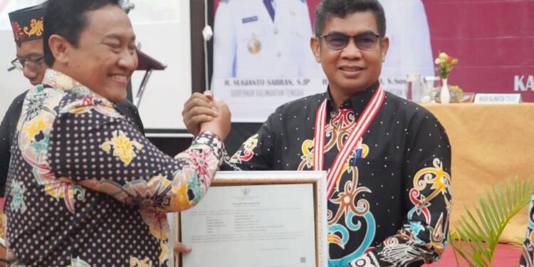 FOTO: MATAKALTENG - Wakil Gubernur Kalimantan Tengah H. Edy Pratowo saat melakukan Pengalungan medali khusus dan penghargaan kepada Kepala Dinas Kominfo, Persandian dan Statistik Provinsi Kalimantan Tengah Agus Siswadi.