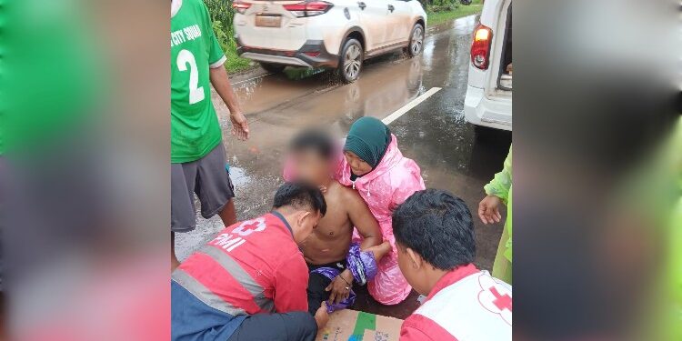 FOTO : IST/MATAKALTENG - Pengendara motor yang terlibat kecelakaan di Jalan HM Arsyad, KM5 5, Kecamatan Mb Ketapang, Kotim.